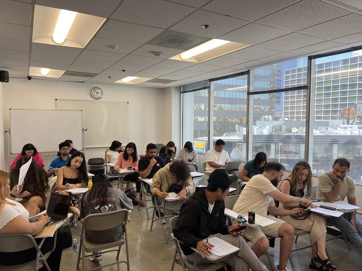 SCSU の卒業式で学位記を手にする卒業生