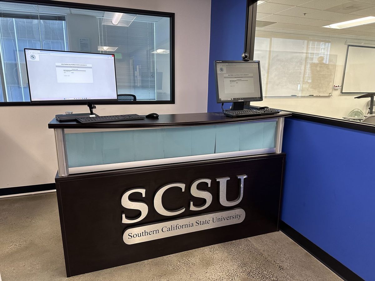 SCSU のキャンパスで談笑する学生たち